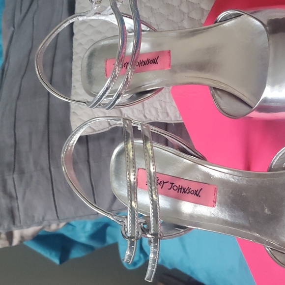 🎀Betsey Johnson Pollyyy Silver Metal Peep toe heels 👠 ♥️ - Picture 6 of 9